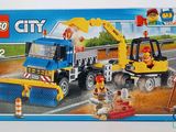 une boîte de véhicules de chantier Lego City posée sur la table