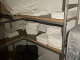 de nombreuses serviettes pliées sur les étagères de la pièce