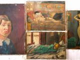quatre tableaux représentant une femme allongée sur un lit dans une chambre