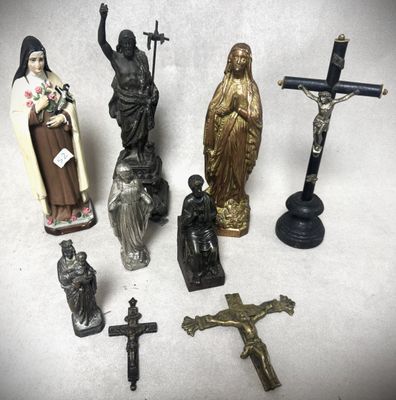 de nombreuses figurines religieuses sur un fond blanc