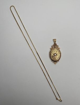 an image of a gold necklace and a gold pendant on a white background