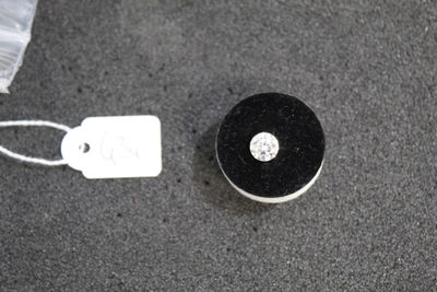 1 Moissanite ronde taille brillant sur papier 0,90 carat env…