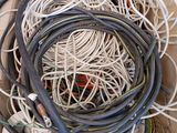 une boîte remplie de fils et de câbles qui s'y trouvent