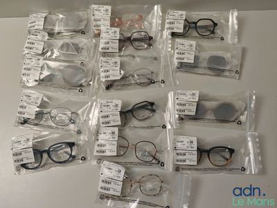 de nombreuses paires de lunettes dans des étuis posés sur la table