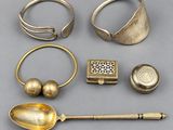 un assortiment de bijoux en argent et en or, comprenant notamment une cuillère, une bague et d'autres objets