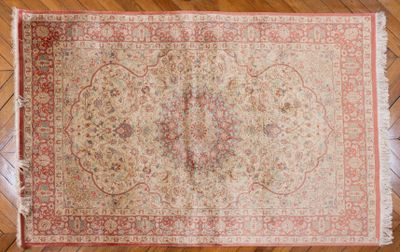 un vieux tapis posé sur un parquet dans une pièce