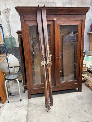 une armoire en bois sur laquelle sont posés deux skis