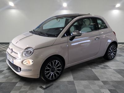la photo d'une petite voiture garée dans un garage