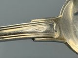 une cuillère en argent munie d'un manche
