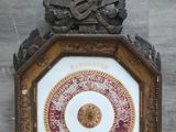 une horloge accrochée au mur d'une pièce