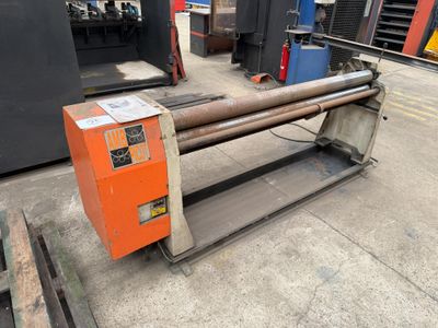 a machine that is sitting on the ground in a warehouse