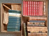 beaucoup de livres dans une boîte posée sur le sol