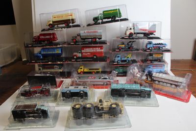 de nombreux types différents de petits trains et de petits camions sur la table