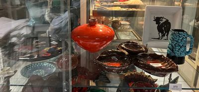 une vitrine remplie de vases en verre et d'autres objets décoratifs