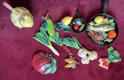 beaucoup de légumes posés sur une table