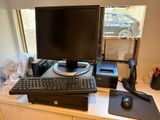 un ordinateur de bureau posé sur une table avec un clavier et une souris