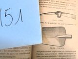 une feuille de papier posée sur un livre ouvert