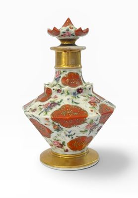 une image représentant un vase rouge et blanc posé sur un socle doré