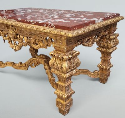 une image représentant une table avec un plateau en marbre rouge