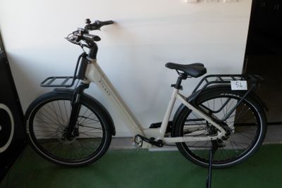 un vélo garé à côté d'une chaîne hi-fi