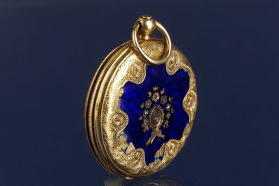 une image représentant une serrure dorée ornée d'une fleur bleue