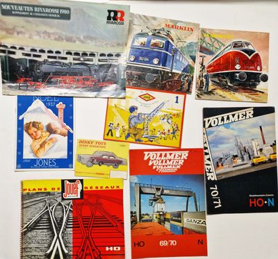 Lot de 9 catalogues de jouets et modèles réduits de trains.