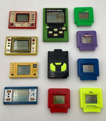 de nombreux types de consoles de jeux vidéo posées sur une table