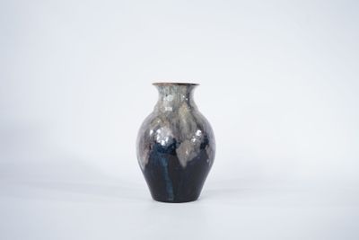 Petit vase à panse large en grès émaillé.