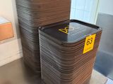une pile de cartons posée sur une table en métal