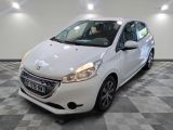 la petite voiture blanche est garée dans une grande pièce