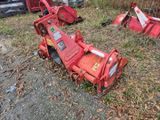 une machine rouge qui est garée dans l'herbe