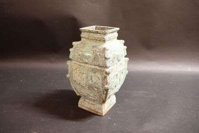 un petit vase posé sur une table