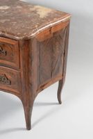Petite commode galbée en placage de bois de violette ouvrant… (photo 2)