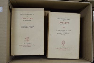 deux livres dans une boîte en carton posée sur une table