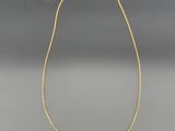 un collier à chaîne en or orné d'un seul diamant