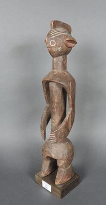 gros plan d'une statue représentant une personne coiffée d'un chapeau