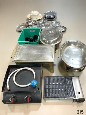 de nombreux types d'ustensiles de cuisine et de casseroles