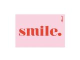 autocollant rose sur lequel est inscrit le mot « smile » en rouge