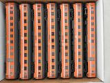 beaucoup de wagons orange qui se trouvent dans une boîte