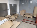 une pièce remplie de cartons et de palettes