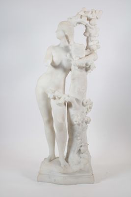 statue d'une femme tenant un panier de fleurs