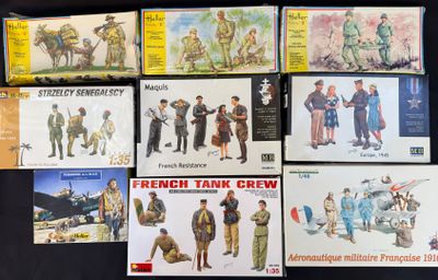 de nombreux types différents de figurines militaires exposées sur une table
