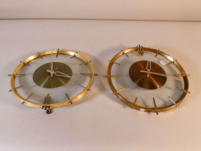 deux horloges posées côte à côte sur une table