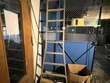 une échelle adossée au mur d'une pièce