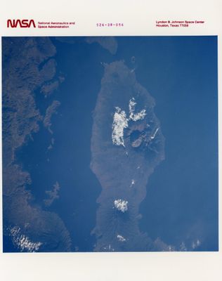 une vue aérienne d'un grand plan d'eau avec une petite île au milieu