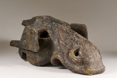 une sculpture représentant un poisson posé sur une table