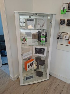 une vitrine en verre dans le coin d'une pièce