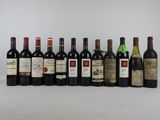 plusieurs bouteilles de vin sont alignées dans une rangée