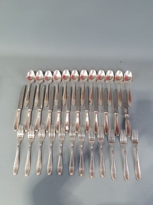 beaucoup de fourchettes et de cuillères sur la table
