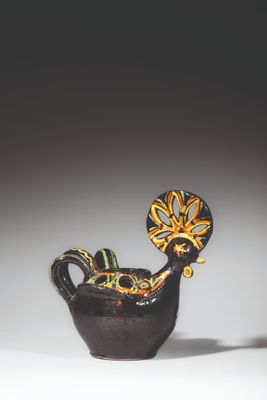 un vase noir orné d'un motif jaune et vert